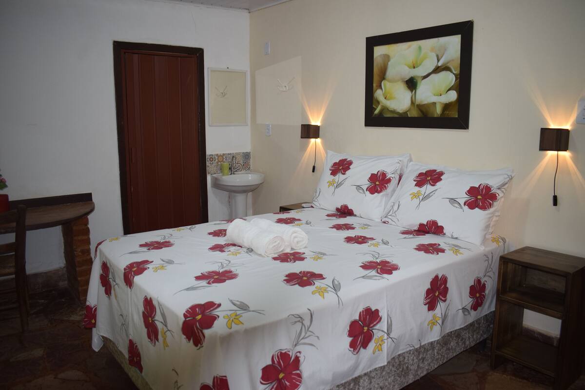 Quarto casal ou duplo básico | Escrivaninha, Wi-Fi de cortesia, individualmente decorados
