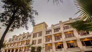 A multi-story hotel with balconies and a sign indicating it is a hotel. - Roomy Signature Hotel (Islamabad)