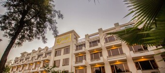 Roomy Signature Hotel