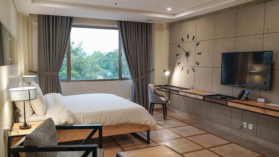 Roomy Signature Hotel