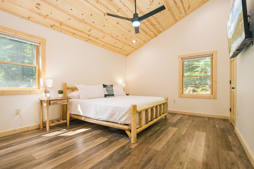 5 間睡房、書桌、熨斗/熨衫板、可攜式嬰兒床