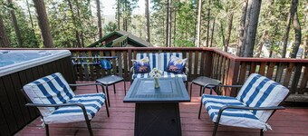 Lake, Hot Tub, Baby & Toddler Friendly, Walk to Town