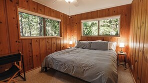 4 عدّة غرف نوم وخزنة داخل الغرفة ومكتب ومكواة/لوح كي