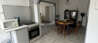 House sleeps 5 in the heart of Toucy