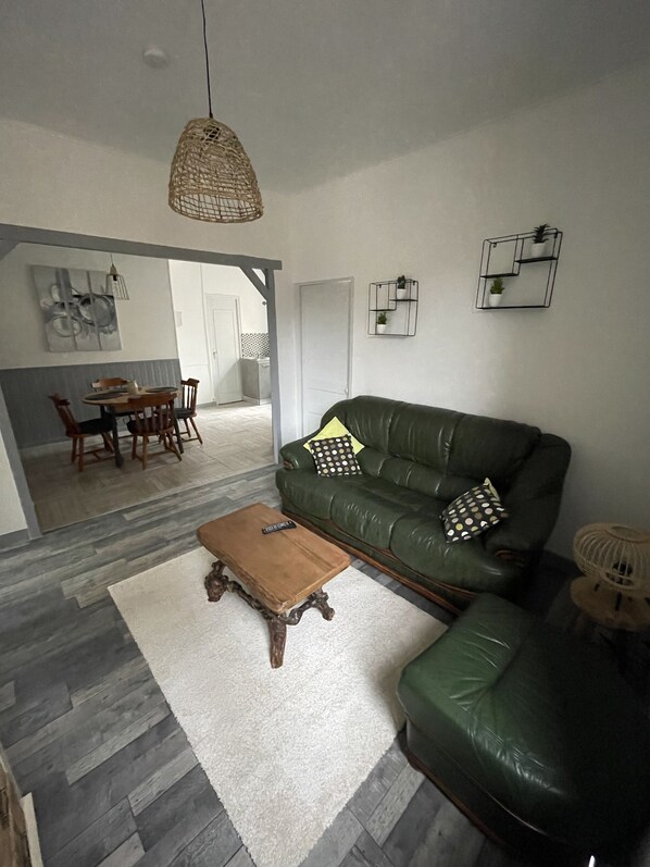 Una televisión de pantalla plana