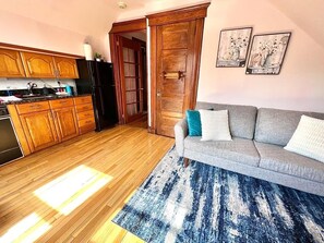 Smart TV, books - AMAZING 3,500SQFT TOWNHOUSE - 15MINS TO TIMES SQUARE (North Bergen)