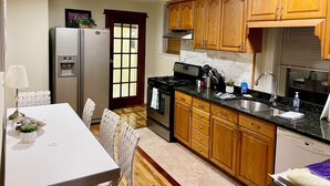 Coffee/tea maker, fridge, microwave, oven - AMAZING 3,500SQFT TOWNHOUSE - 15MINS TO TIMES SQUARE (North Bergen)