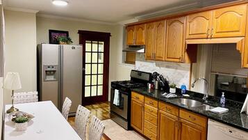 Coffee/tea maker, fridge, microwave, oven
