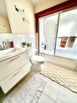 Hair dryer, towels, soap, shampoo - AMAZING 3,500SQFT TOWNHOUSE - 15MINS TO TIMES SQUARE (North Bergen)