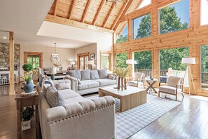 Téléviseur connecté, foyer, table de baby-foot, livres