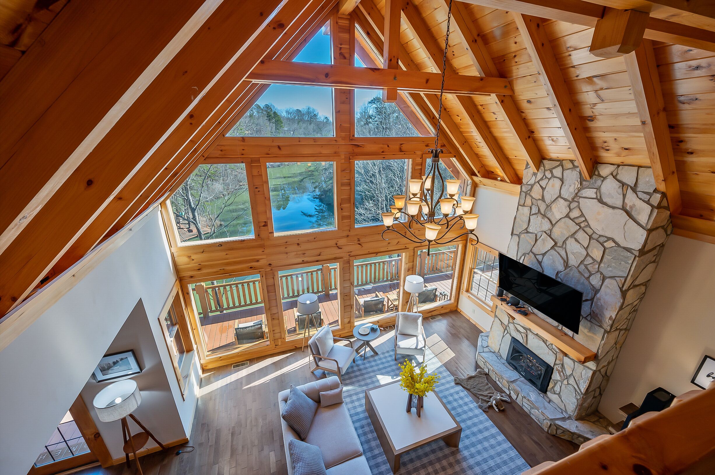 Smart-TV, Kamin, Tischfußball, Bücher