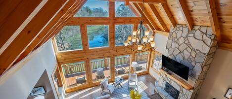 Smart-tv, een open haard, tafelvoetbal en boeken