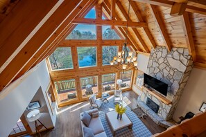 Una Smart TV, una chimenea, un futbolín, libros