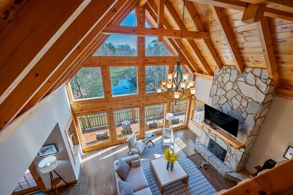 Téléviseur connecté, foyer, table de baby-foot, livres