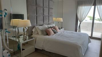 2 bedrooms, in-room safe, desk, iron/ironing board