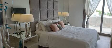 2 bedrooms, in-room safe, desk, iron/ironing board