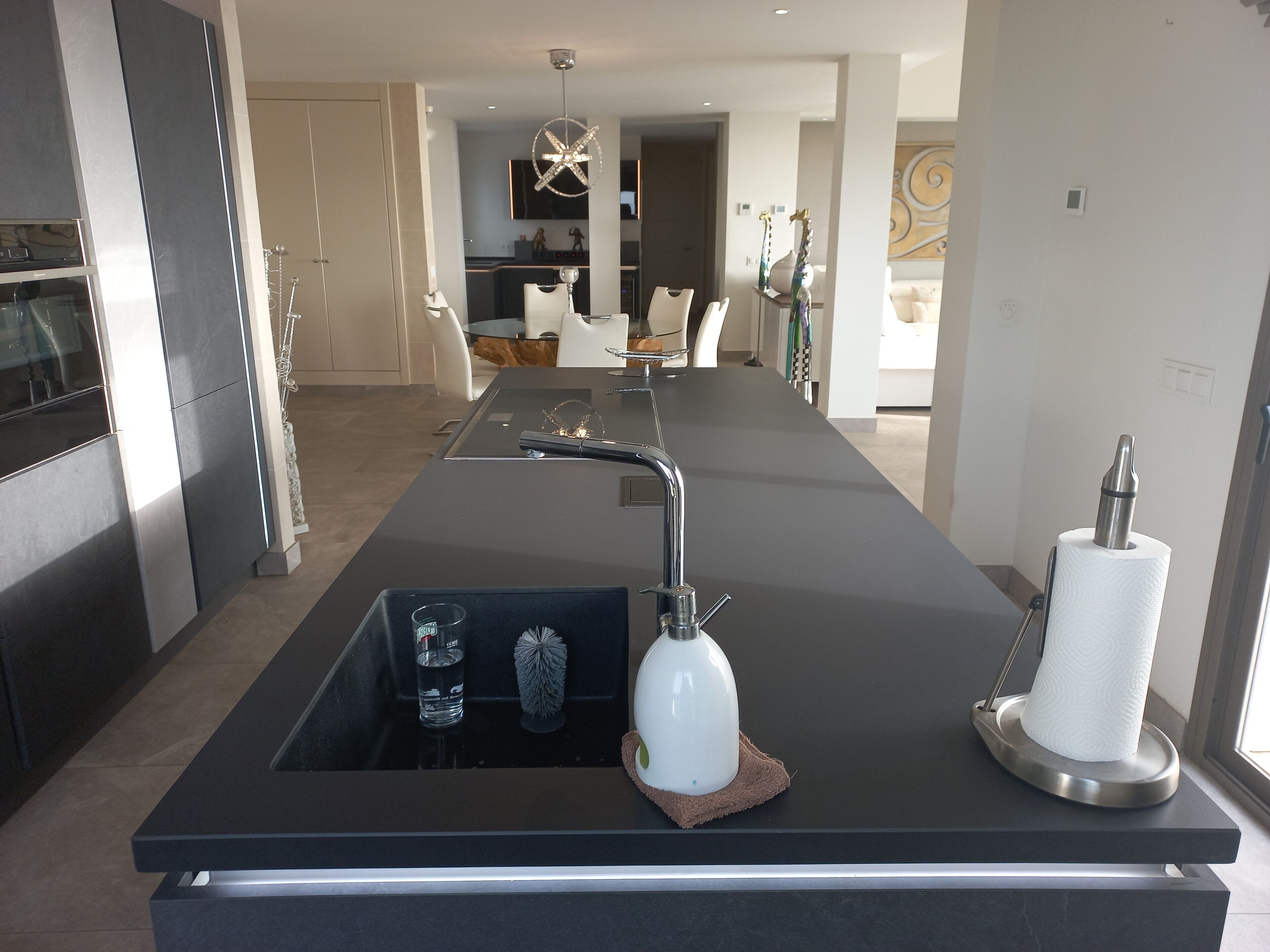 2 chambres, coffres-forts dans les chambres, bureau