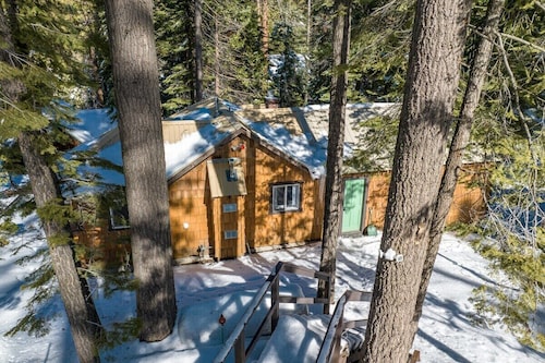 The Cedar House ~ Prime Spot + Kayaks & Cool AC