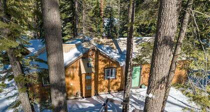 The Cedar House ~ Prime Spot + Kayaks & Cool AC