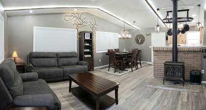 Caribou Flat: No stairs! 2 Baths, Theater, Bar, Firepit, Gazebo 
 & Yard!