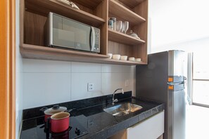 Apartamento | Cocina privada | Frigorífico, microondas, placa de cocina y utensilios de cocina