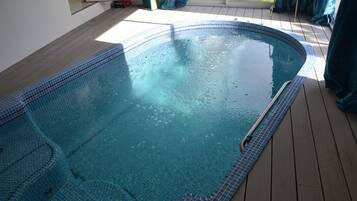 Een binnenzwembad en een verwarmd zwembad