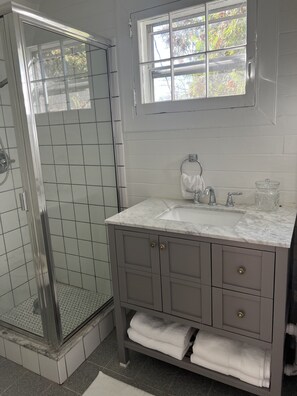 Douche, sèche-cheveux, serviettes fournies, savon