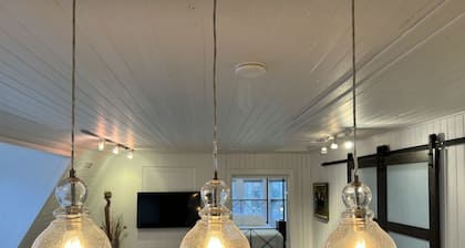 Second floor cottage apartment located in a private community.