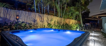Palm Beach Charm - Hot Tub, Bikes & More! Completely Renovated!