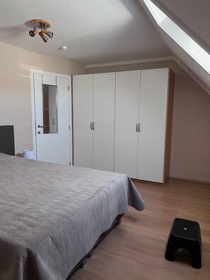 3 bedrooms, iron/ironing board, WiFi, bed sheets - Vacation apartment with garden 1.5 km from the sea. (De Haan)