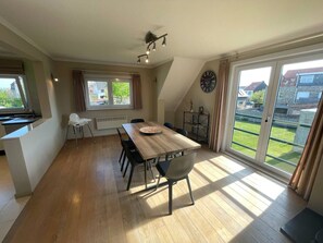 Dining - Vacation apartment with garden 1.5 km from the sea. (De Haan)