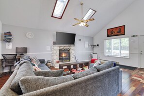 Smart-TV, Kamin, Bücher, Stereoanlage