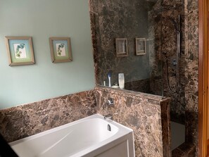Een douche, een haardroger, handdoeken, zeep