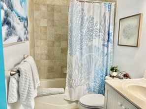 Een douche, een haardroger, handdoeken, zeep