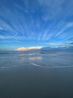 Plage, chaises longues, serviettes de plage