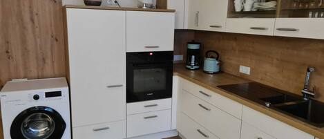 Kühlschrank, Mikrowelle, Herdplatte, Geschirrspüler