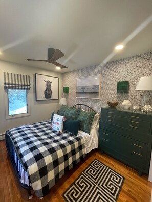 3 bedrooms, desk, iron/ironing board, free WiFi - Dragonfly Cottage -Luxurious Mountain View A-Frame -quiet street close to town.  (Manchester)