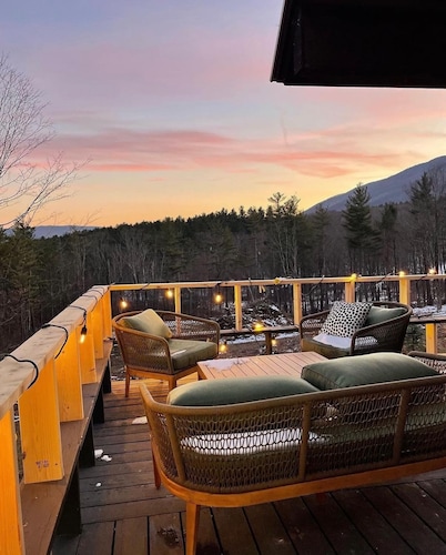 Dragonfly Cottage -Luxurious Mountain View A-Frame -quiet street close to town. 