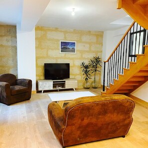 TV - Apartment in the heart of the Chartrons near the quays (Bordeaux)