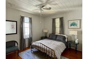 2 bedrooms, desk, iron/ironing board, WiFi