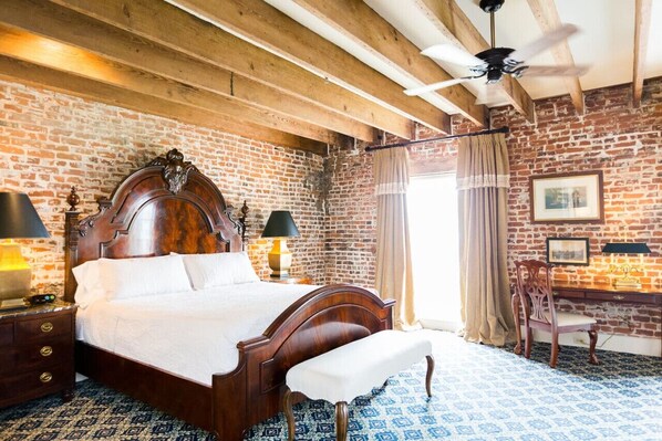 6 bedrooms, desk, iron/ironing board, free WiFi