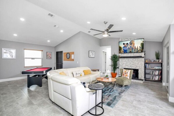 Smart TV, chimenea, tenis de mesa y oficina