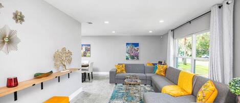 スマートテレビ、暖炉、卓球台、書斎 / ワークスペース