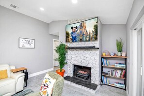 Älytelevisio, takka, pöytätennispöytä, työhuone