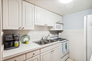 Fridge, oven, stovetop, coffee/tea maker