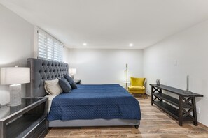 5 bedrooms, desk, iron/ironing board, travel cot