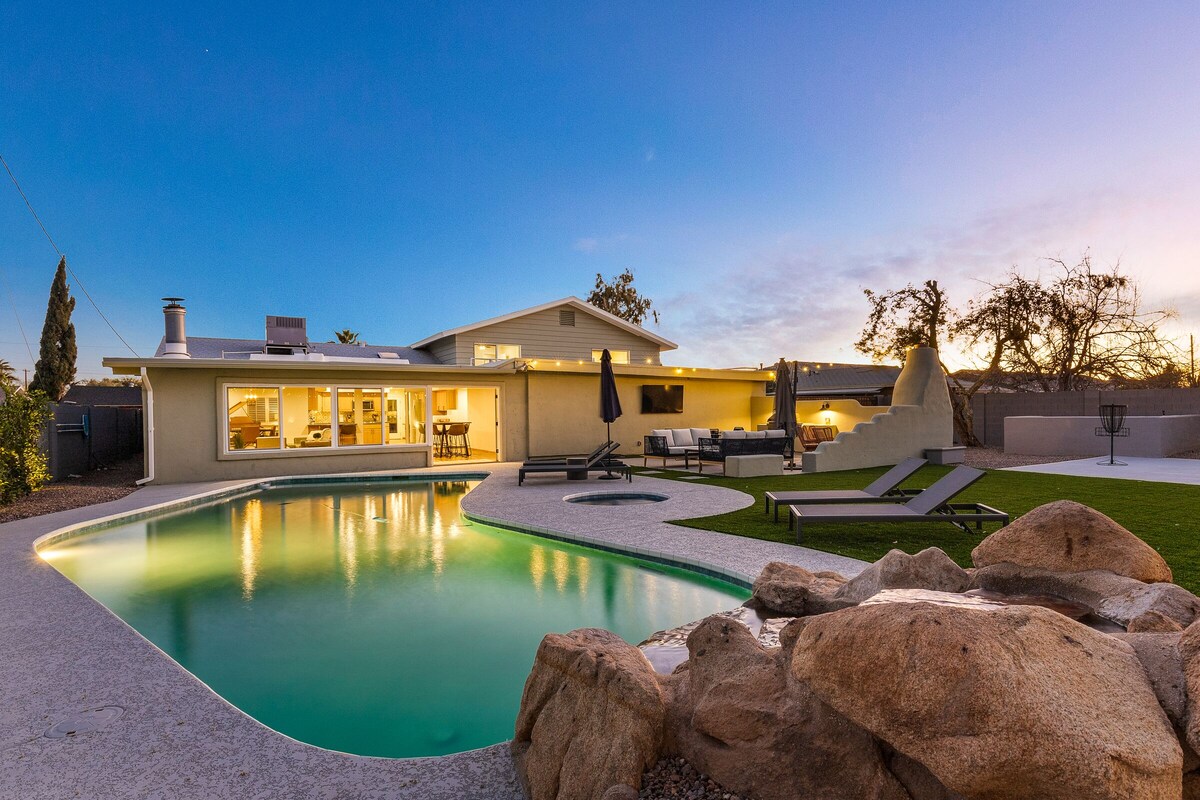 Spacious Modern Southwest Home 3,700 SF, Near Old Town w/ Heated Pool & Hot Tub