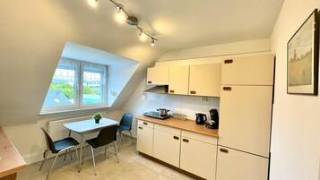 Fridge, stovetop, coffee/tea maker, electric kettle