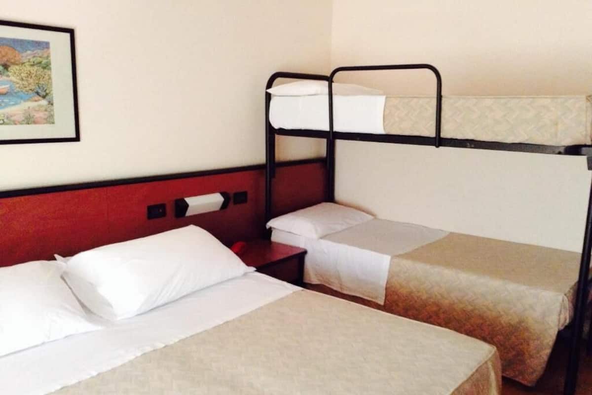 Minibar, free WiFi, bed sheets