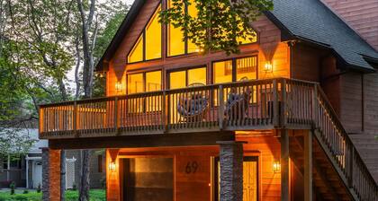 Brand New Pocono Mountain Chalet, Lake, Hot Tub, Deck, Fireplace, Sleeps 8